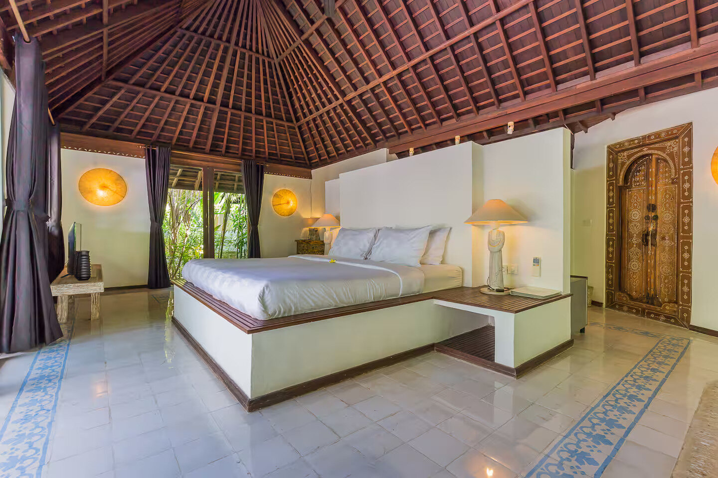 Bedroom suite with pool view