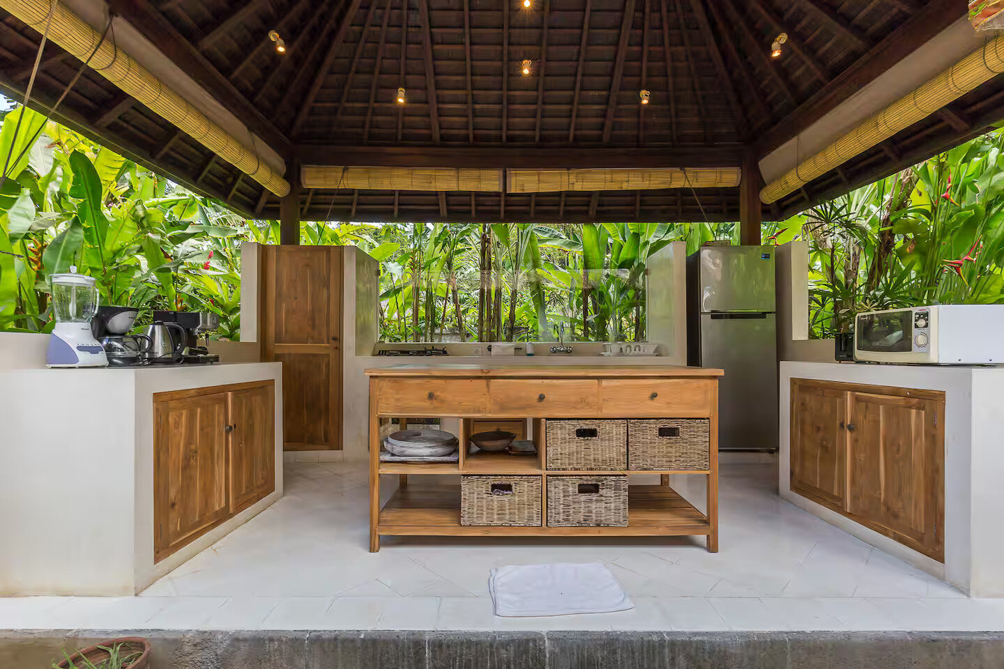Open-air kitchen and dining
